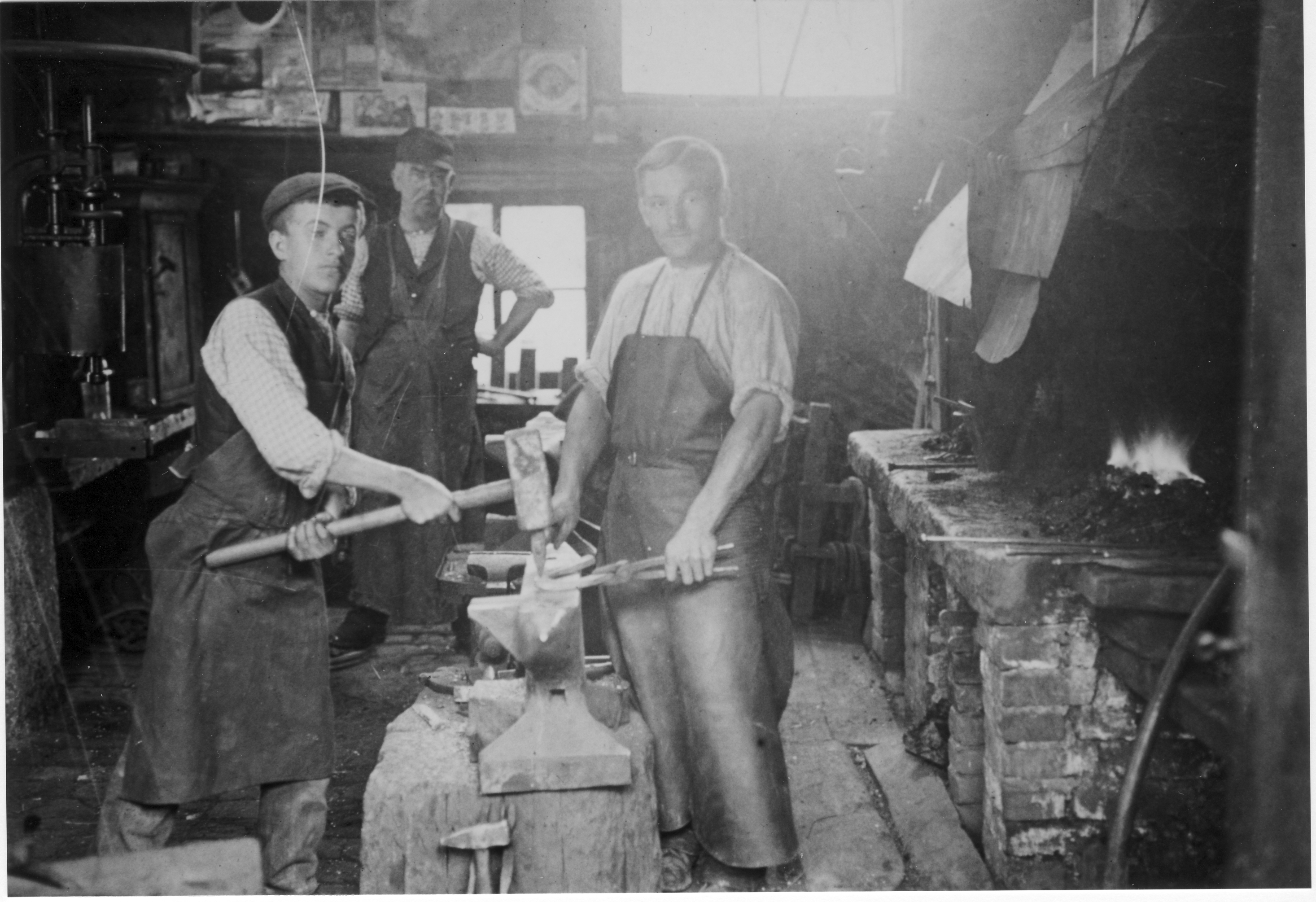 Arbeiter in der Schmiede