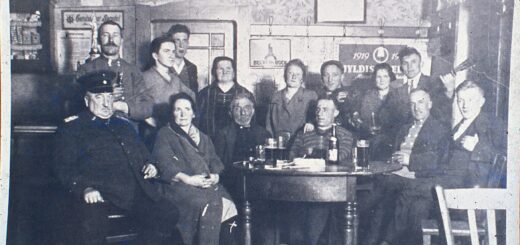 Gruppenfoto in Kneipe mit Polizist