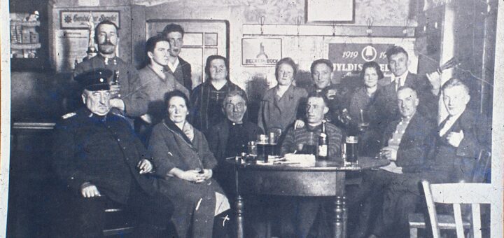 Gruppenfoto in Kneipe mit Polizist