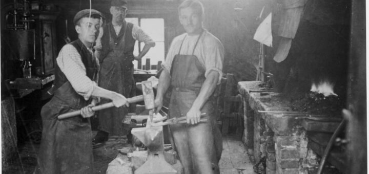 Arbeiter in der Schmiede
