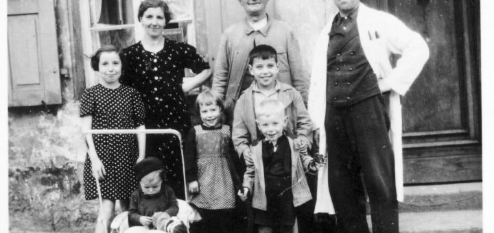 Familie vor Haus